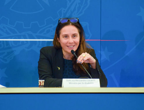 il Ministro Locatelli parla al microfono