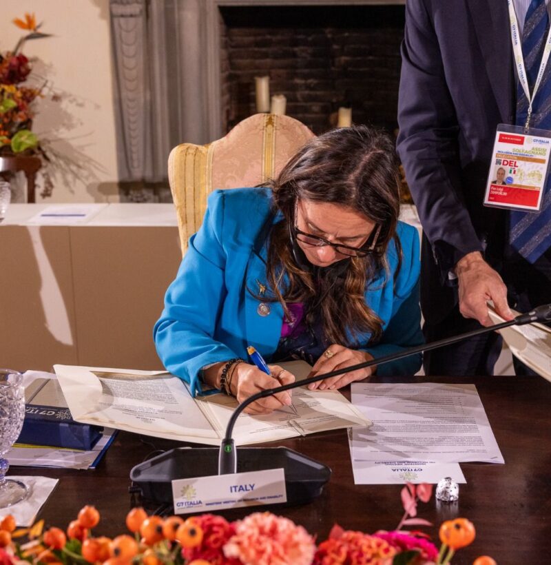 il Ministro Locatelli firma un documento